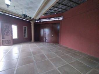 Se vende espaciosa casa con patio y terraza en San Pedro de Santa Barbara 24-725