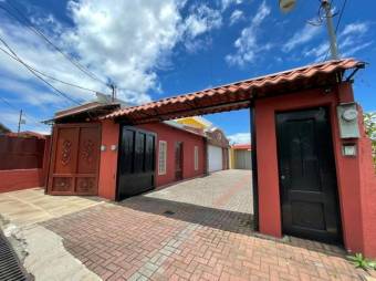 Se vende espaciosa casa con patio y terraza en San Pedro de Santa Barbara 24-725