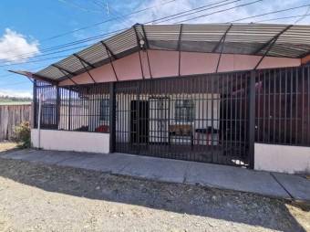 Se vende espaciosa casa con patio en San Bosco de Santa Barbara 23-1544