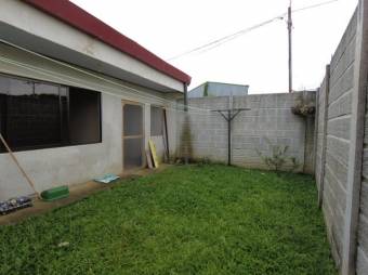 Se vende espaciosa casa con patio en San José de Alajuela 23-1021