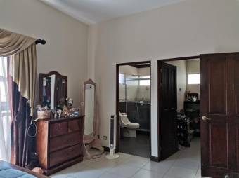 Se vende espaciosa casa con patio y terraza en condominio de San Francisco en Heredia 23-1611