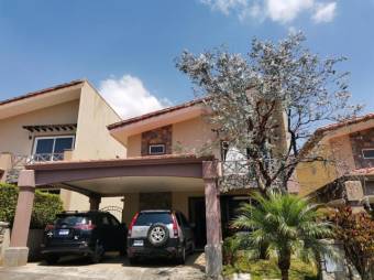 Se vende espaciosa casa con patio y terraza en condominio de San Francisco en Heredia 23-1611