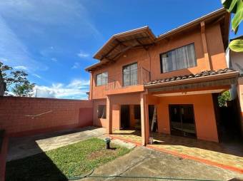 Se vende espaciosa casa con patio y terraza en Flores de Heredia 24-959