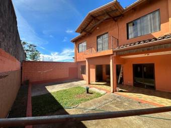 Se vende espaciosa casa con patio y terraza en Flores de Heredia 24-959