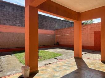 Se vende espaciosa casa con patio y terraza en Flores de Heredia 24-959