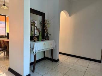 Se vende espaciosa casa con patio y terraza en Flores de Heredia 24-959