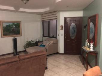 Se vende espaciosa casa de 2 plantas con patio en Mercedes de Heredia 24-1109