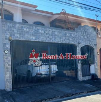 Se vende espaciosa casa de 2 plantas con patio en Mercedes de Heredia 24-1109