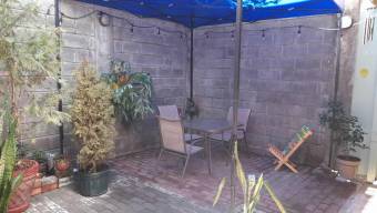 Se vende espaciosa casa de 2 plantas con patio en Mercedes de Heredia 24-1109