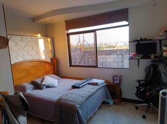 Se vende espaciosa casa de 2 plantas con patio en Mercedes de Heredia 24-1109