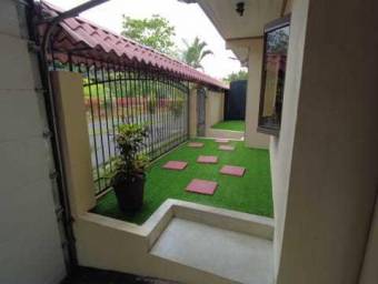 Se vende espaciosa casa con patio en Alajuela Centro 23-1444