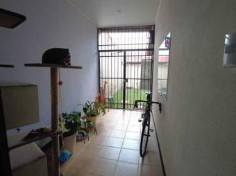 Se vende espaciosa casa con patio en Alajuela Centro 23-1444