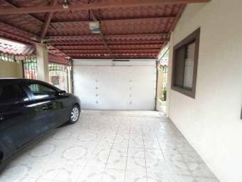 Se vende espaciosa casa con patio en Alajuela Centro 23-1444