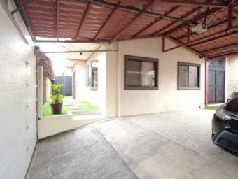 Se vende espaciosa casa con patio en Alajuela Centro 23-1444