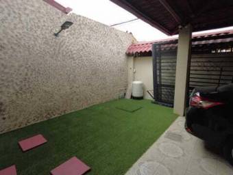 Se vende espaciosa casa con patio en Alajuela Centro 23-1444