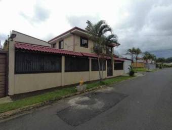 Se vende espaciosa casa con patio en Alajuela Centro 23-1444