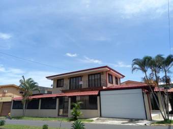 Se vende espaciosa casa con patio en Alajuela Centro 23-1444