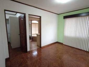 Se vende espaciosa casa con patio en Alajuela Centro 23-1444