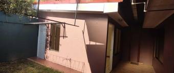 Se vende espaciosa casa en Santa Barbara de Heredia 23-798