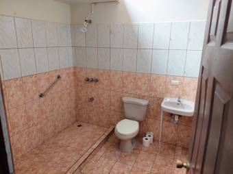 Se vende espaciosa casa en Santa Barbara de Heredia 23-798