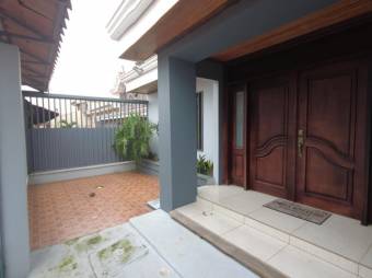 Se vende espaciosa casa de 2 plantas con patio en Santo Domingo de Heredia 23-752