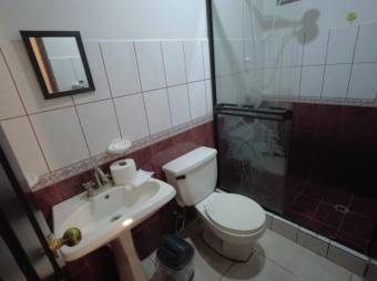 Se vende espaciosa casa de 2 plantas con patio en Santo Domingo de Heredia 23-752