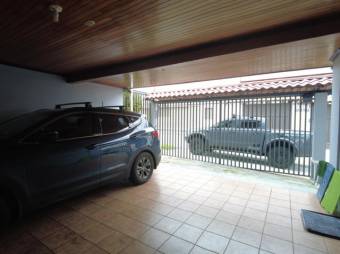 Se vende espaciosa casa de 2 plantas con patio en Santo Domingo de Heredia 23-752