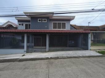 Se vende espaciosa casa de 2 plantas con patio en Santo Domingo de Heredia 23-752