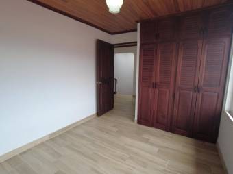 Se vende espaciosa casa de 2 plantas con patio en Santo Domingo de Heredia 23-752