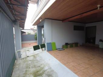 Se vende espaciosa casa de 2 plantas con patio en Santo Domingo de Heredia 23-752