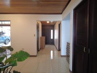 Se vende espaciosa casa de 2 plantas con patio en Santo Domingo de Heredia 23-752