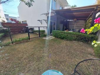 Se vende moderna casa con patio y terraza en condominio de Guácima en Alajuela 24-1237 