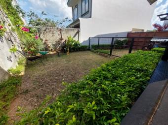 Se vende moderna casa con patio y terraza en condominio de Guácima en Alajuela 24-1237 