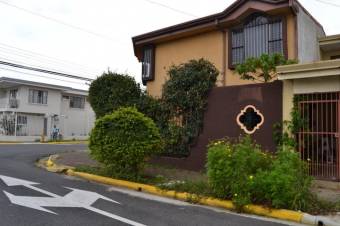 Se vende espaciosa casa de 2 plantas en San francisco de Heredia 23-1617