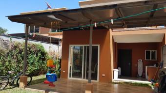 Se vende casa con patio y terraza en condominio de Guácima en Alajuela 23-381