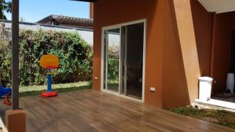 Se vende casa con patio y terraza en condominio de Guácima en Alajuela 23-381