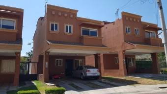 Se vende casa con patio y terraza en condominio de Guácima en Alajuela 23-381