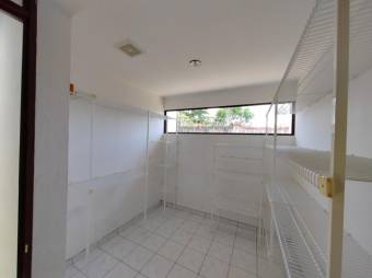 Se vende espaciosa casa con amplio lote de 821m2 en Barrantes de Flores 24-551