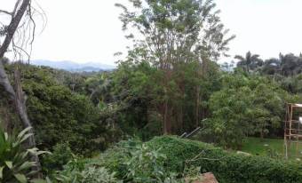 Se vende espaciosa casa con amplio terreno de 1,100m2 en La Garita de Alajuela 23-2682