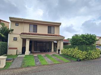 Se vende espaciosa casa con jardín en condominio de San Rafael en Alajuela 24-827