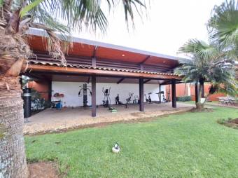 Se vende espaciosa casa con jardín en condominio de San Rafael en Alajuela 24-827