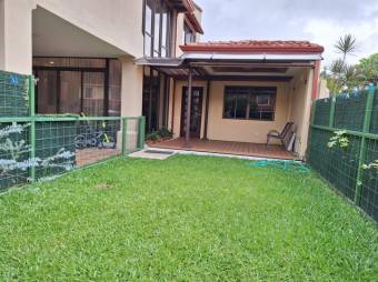 Se vende espaciosa casa con jardín en condominio de San Rafael en Alajuela 24-827