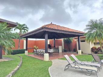 Se vende espaciosa casa con jardín en condominio de San Rafael en Alajuela 24-827