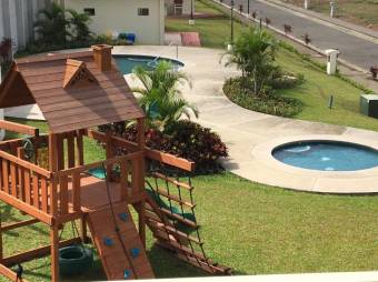 Se vende espaciosa casa con terraza en condominio de El Coyol de Alajuela 23-473