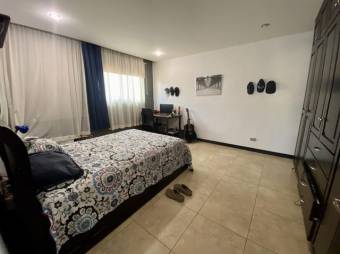 Se vende moderna casa con amplio patio en condominio de Ulloa de Heredia 24-719