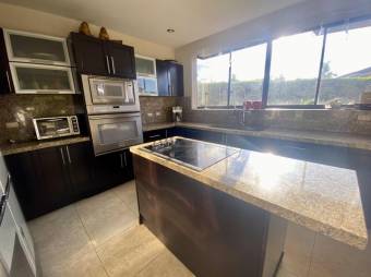 Se vende moderna casa con amplio patio en condominio de Ulloa de Heredia 24-719