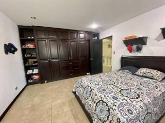 Se vende moderna casa con amplio patio en condominio de Ulloa de Heredia 24-719