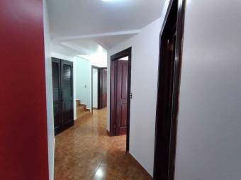 Se vende espaciosa casa con amplio jardín en San francisco de Heredia 24-1442