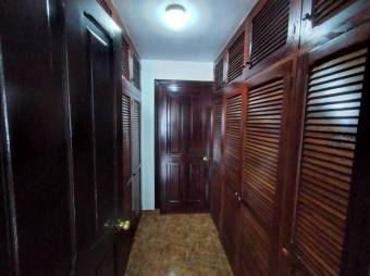 Se vende espaciosa casa con amplio jardín en San francisco de Heredia 24-1442