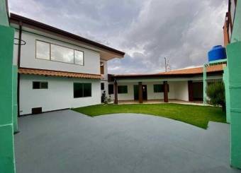 Se vende espaciosa casa con amplio jardín en San francisco de Heredia 24-1442